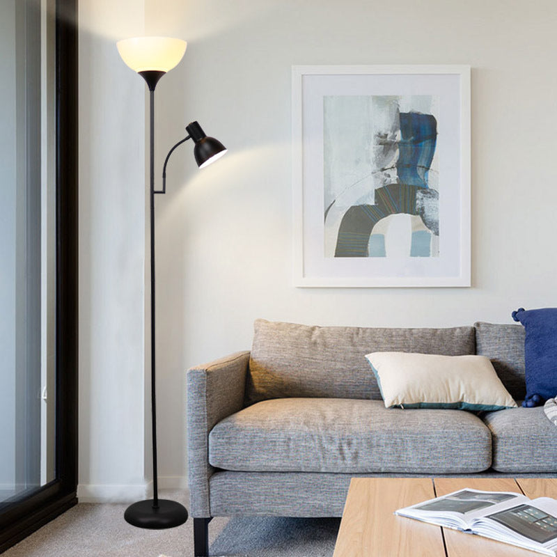 Golvlampa med uplight och läslampa bredvid soffa