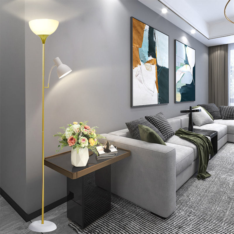 Golvlampa med uplight i vardagsrum