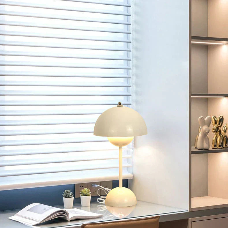 Vit bordslampa vid fönster