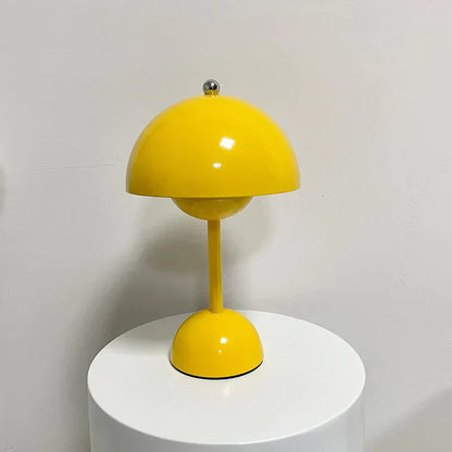 Gul bordslampa på vit yta