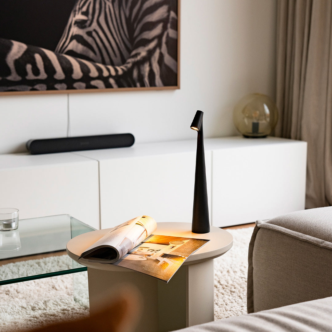 Smal bordslampa i vardagsrumsmiljö