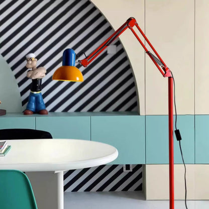 Röd golvlampa med böjbar arm inomhus