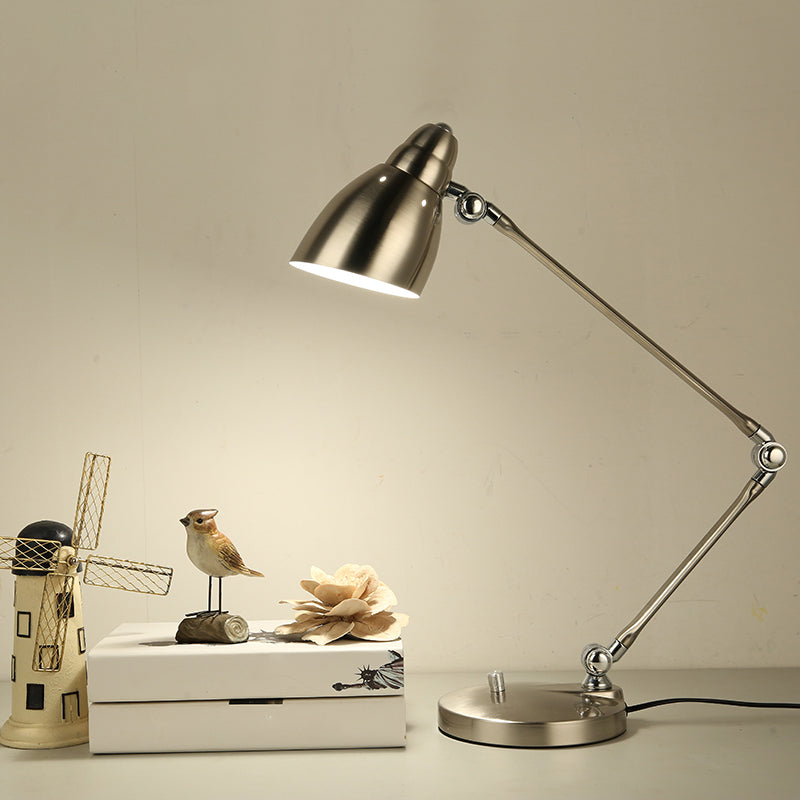 Metallfärgad skrivbordslampa på skrivbord