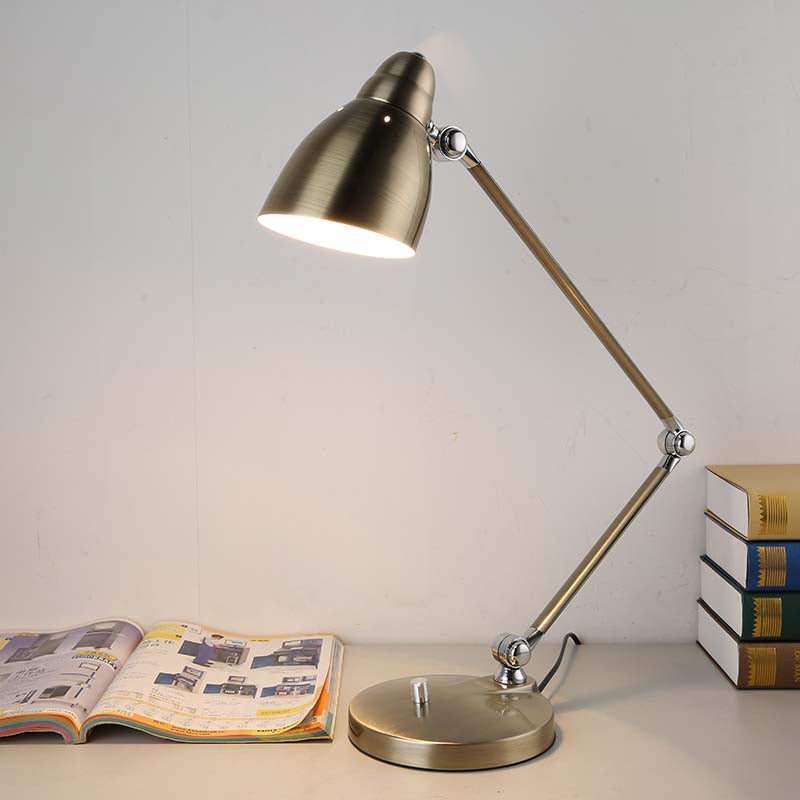 Silverfärgad skrivbordslampa med ledad arm