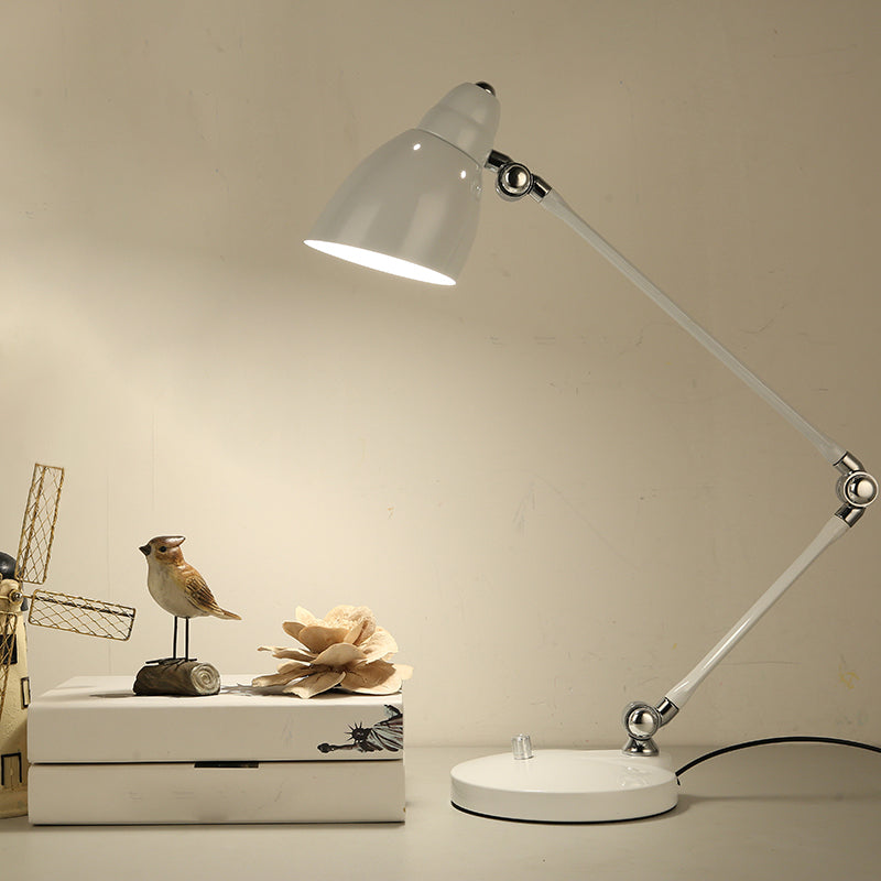 Vit justerbar skrivbordslampa på arbetsyta