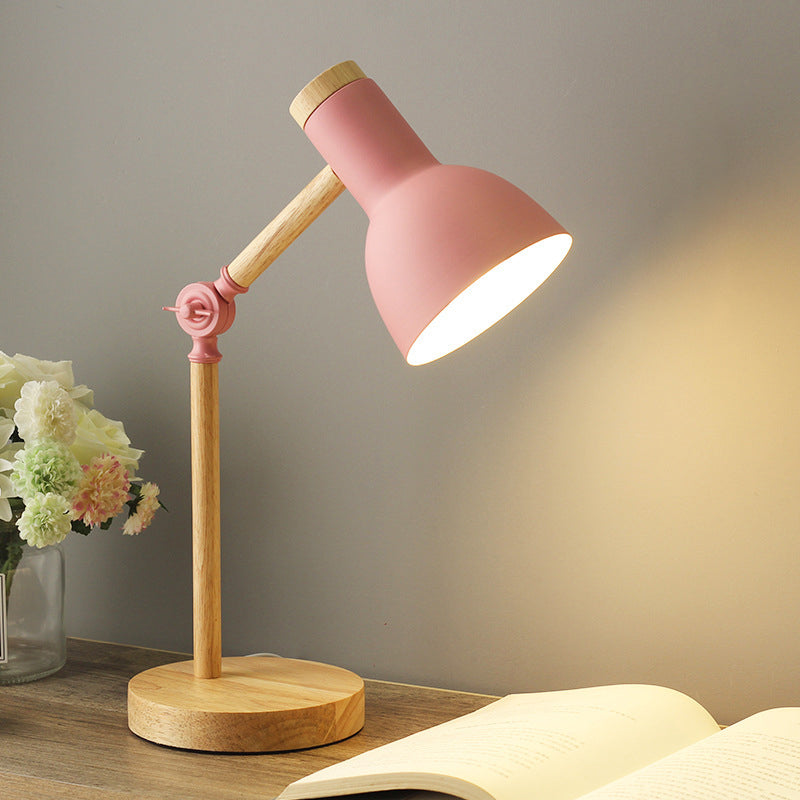 Rosa skrivbordslampa i trä med mjukt ljus