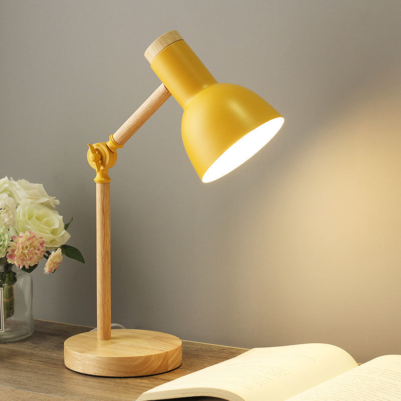 Gul skrivbordslampa i trä med varmt ljus