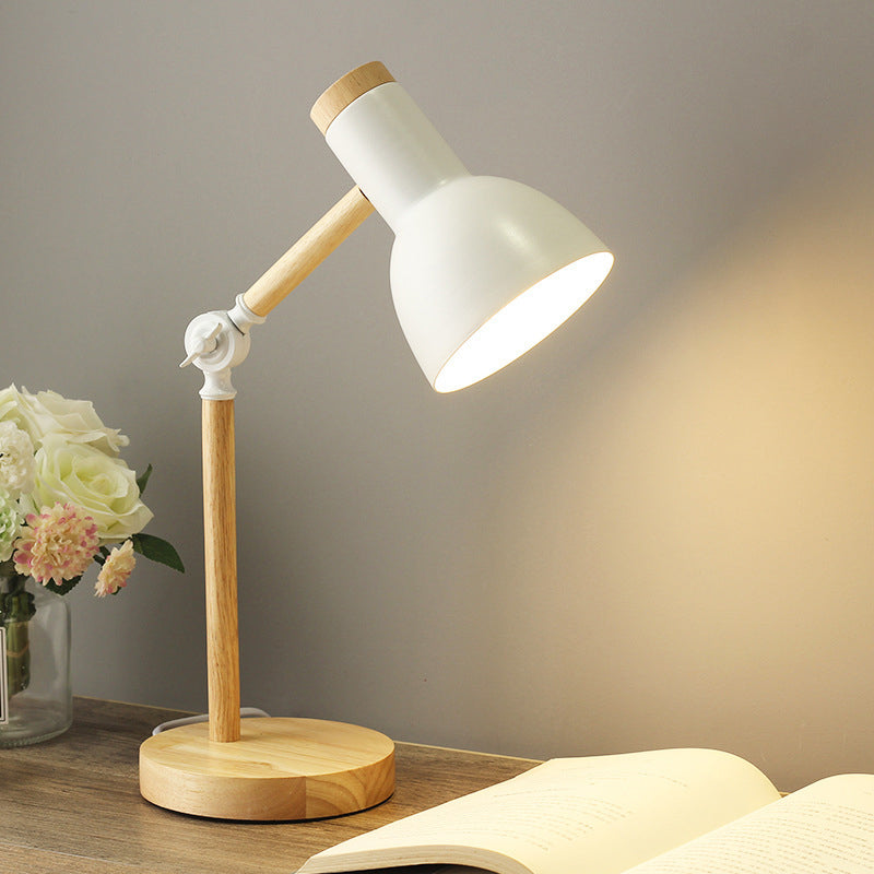 Vit skrivbordslampa i trä med justerbar arm