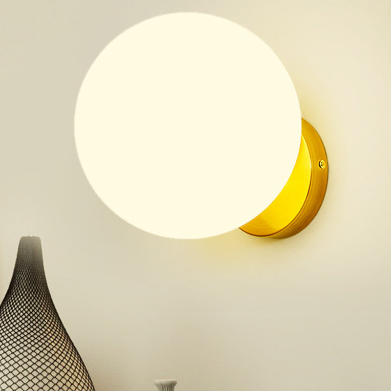 Rund vägglampa med mjukt ljus på vägg