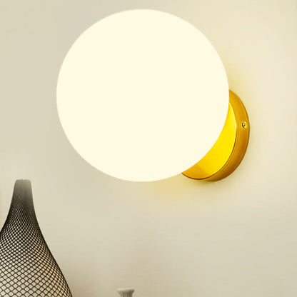 Rund vägglampa med mjukt ljus på vägg