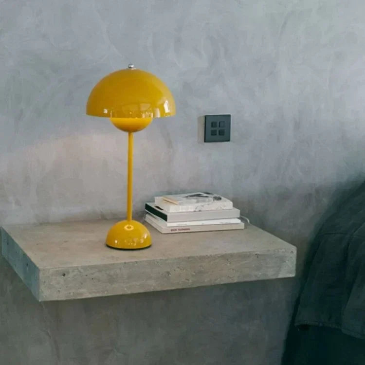 Gul bordslampa på betonghylla