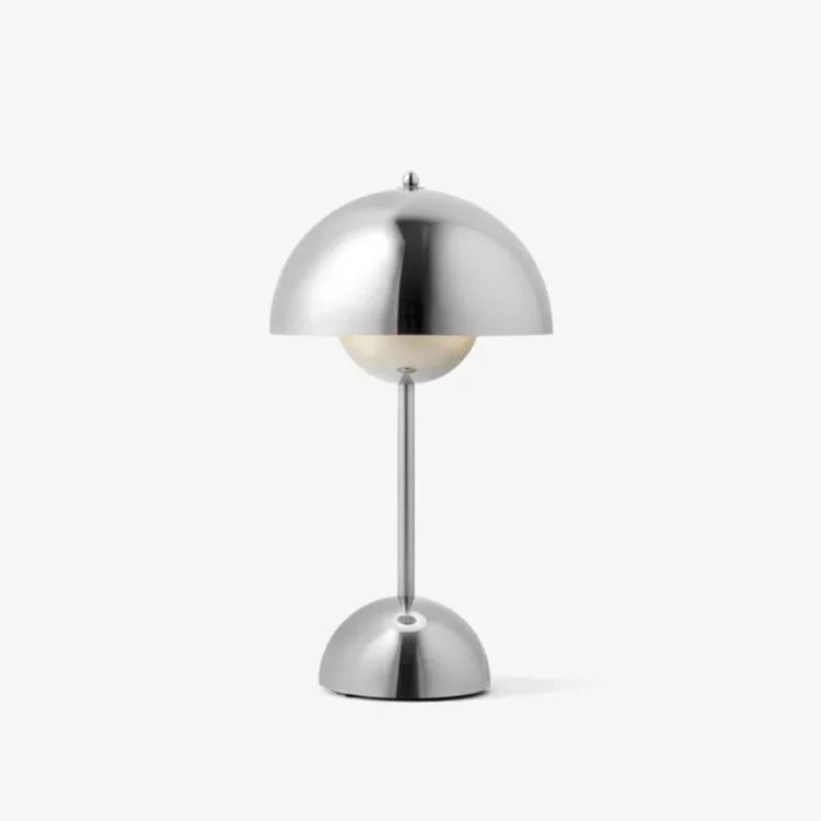 Silverfärgad bordslampa med blank yta