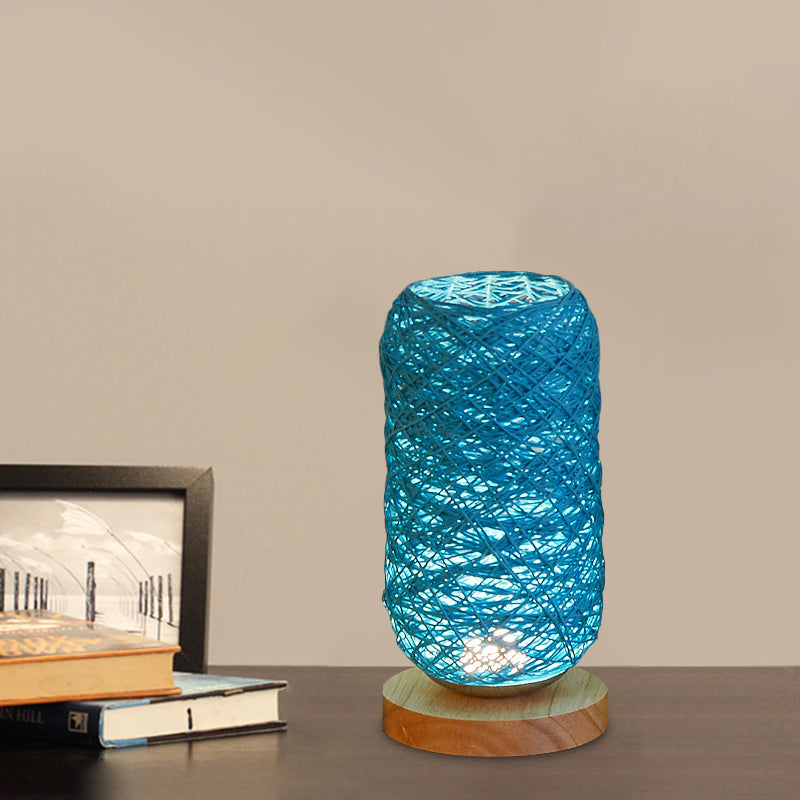 Blå bordslampa med flätad lampskärm