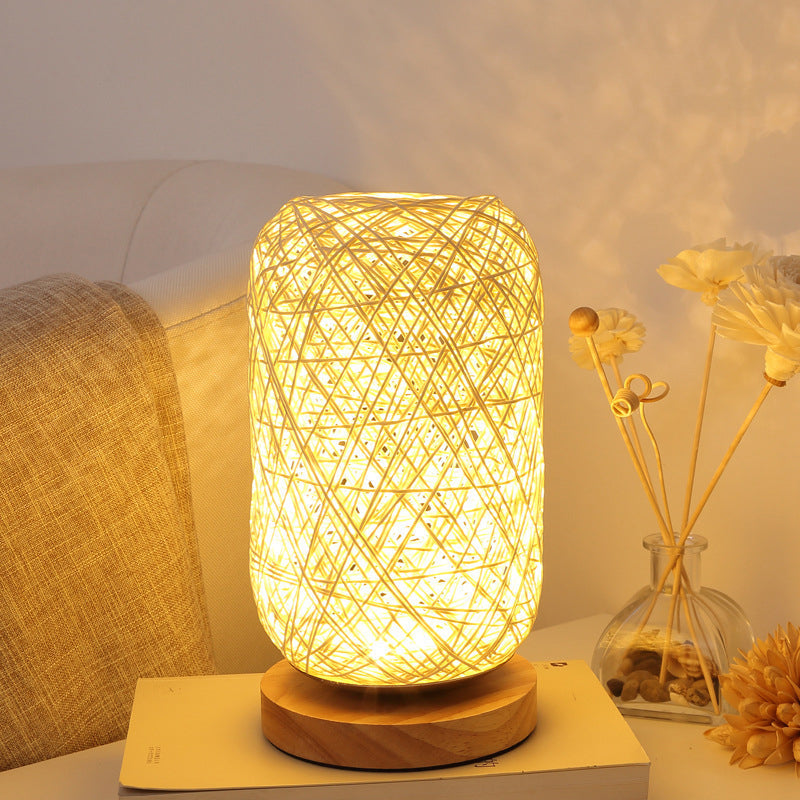 Bordslampa med naturlig flätad skärm