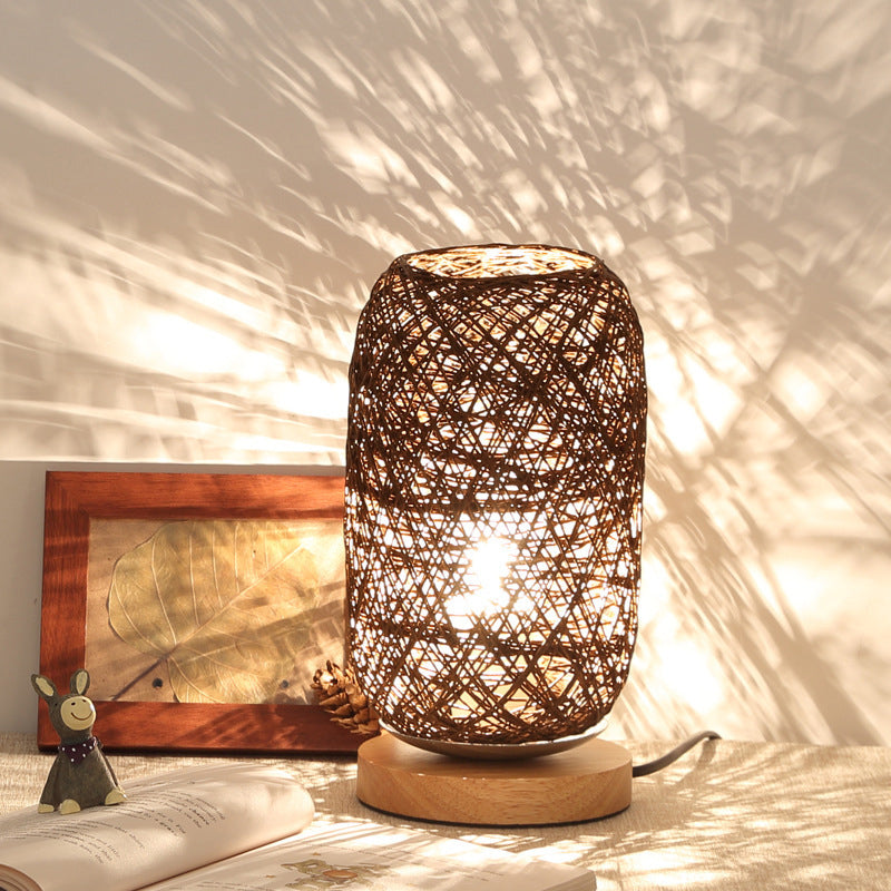Bordslampa som skapar dekorativt ljusmönster