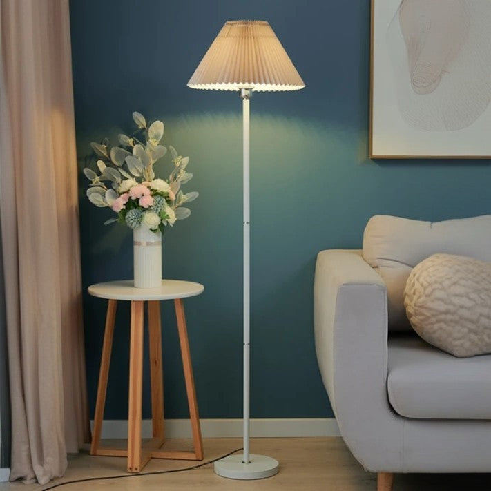 Golvlampa med ljus lampskärm vid sidobord