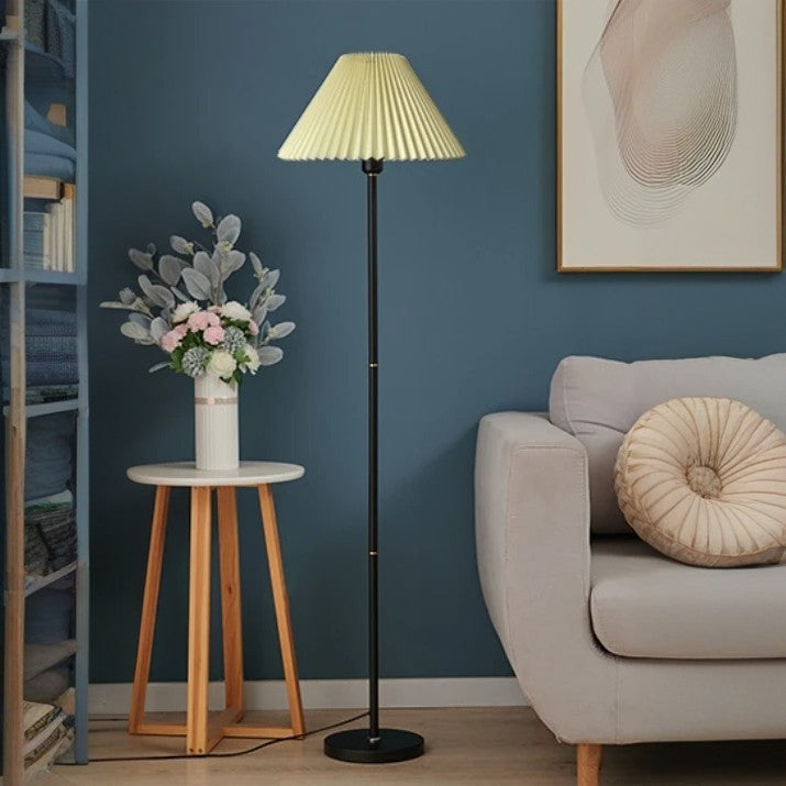 Golvlampa med ljus lampskärm i vardagsrum