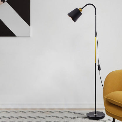 Svart golvlampa i modern inomhusmiljö