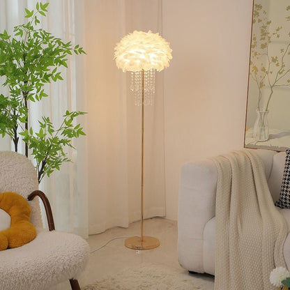 Elegant golvlampa med ljus lampskärm bredvid soffa