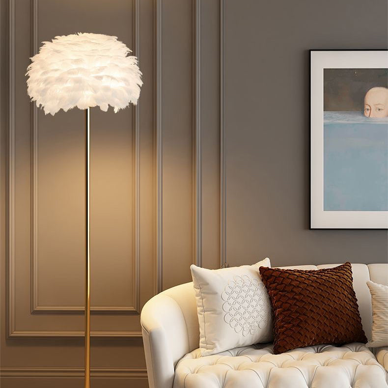 Golvlampa med vit dekorativ lampskärm i vardagsrum