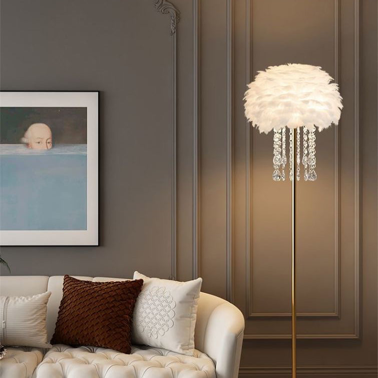 Stilren golvlampa med mjukt ljus vid soffa