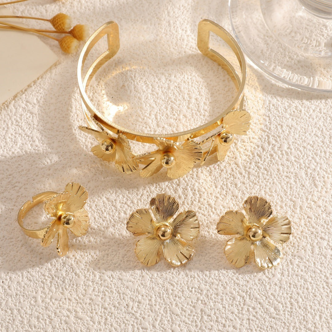 Women's wrist jewelry with floral design and high-quality surface finishing Hapa Style