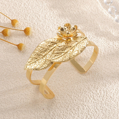 Ladies bangle with elaborate leaf design Hapa Style