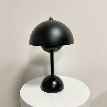 Svart bordslampa på runt bord