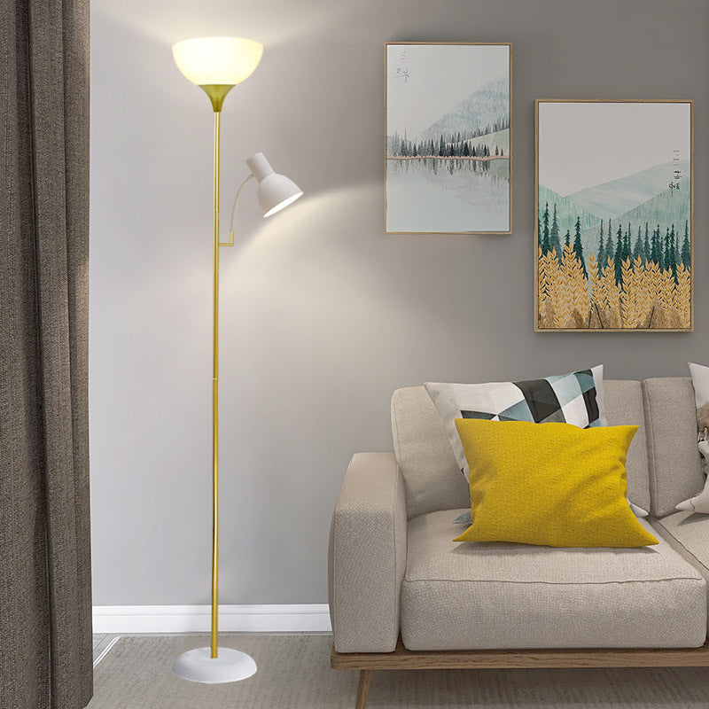 Guld golvlampa med uplight vid soffa