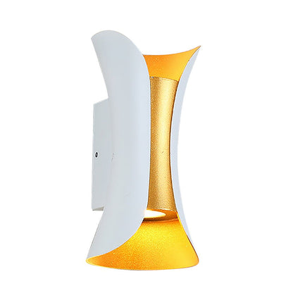 Vit och guld vägglampa i modern design