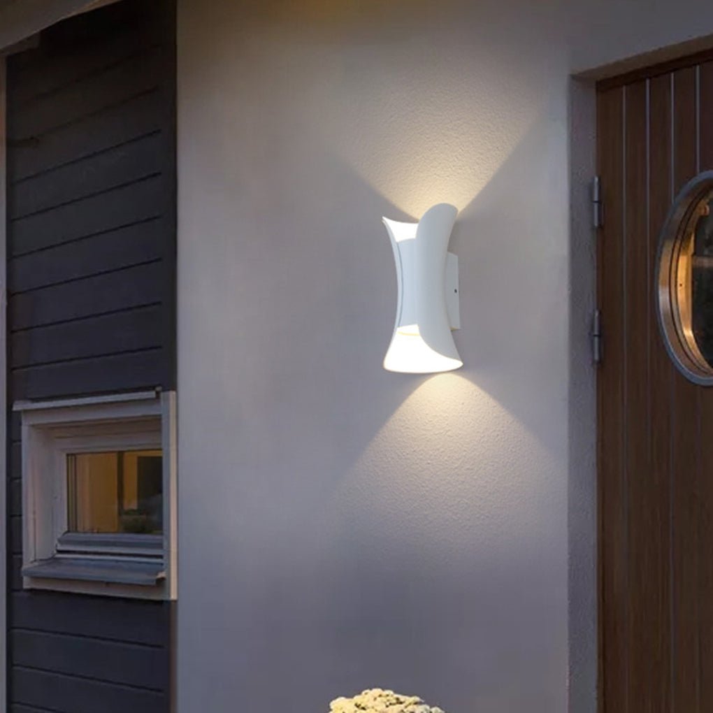 Vit vägglampa monterad på yttervägg