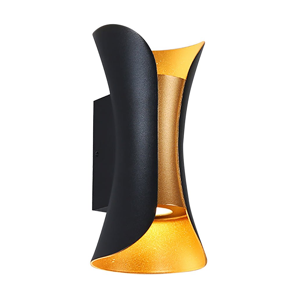 Svart och guld vägglampa i modern design