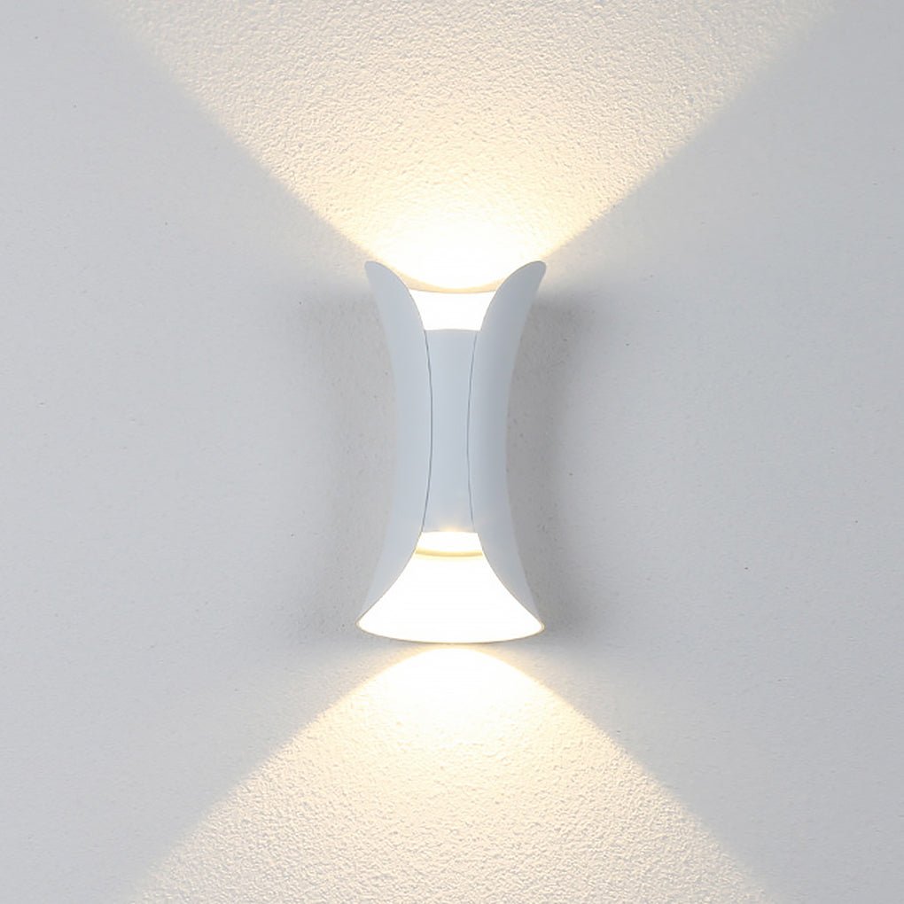 Vit vägglampa med ljus uppåt och nedåt