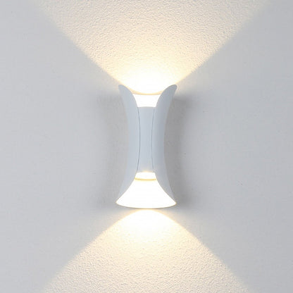 Vit vägglampa med ljus uppåt och nedåt