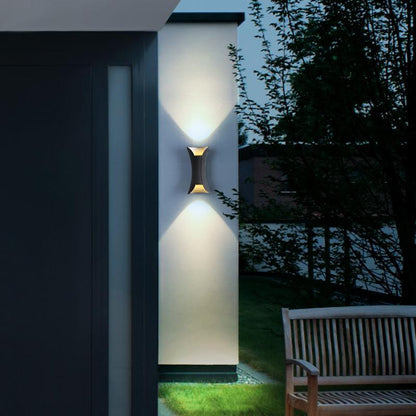 Svart vägglampa på mörk vägg utomhus
