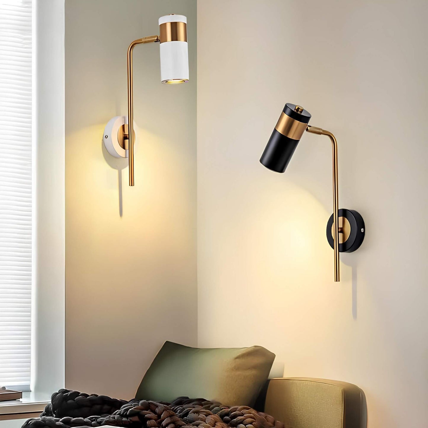 Justerbar vägglampa i svart och mässing