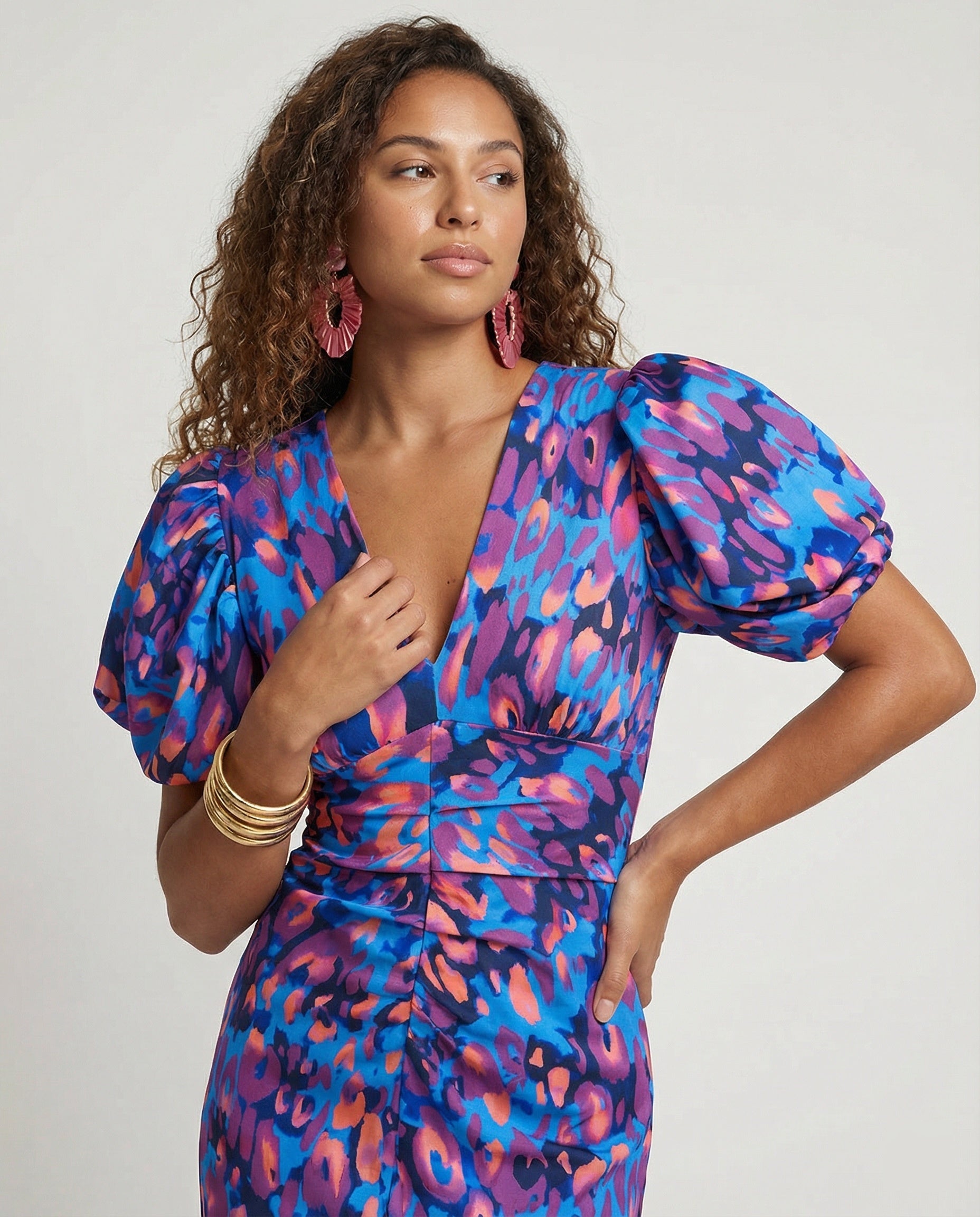 Women's evening dress with voluminous puff sleeves